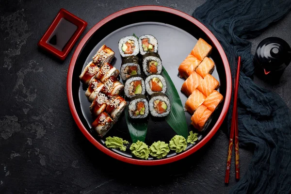 Cuisine japonaise. Sushi sur fond sombre . Photos De Stock Libres De Droits