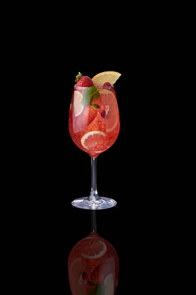 Gustoso cocktail su sfondo scuro — Foto Stock