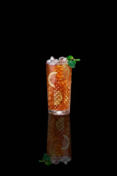 Smaklig cocktail på mörk bakgrund — Stockfoto