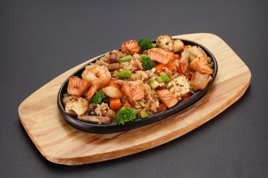 Deniz mahsullü pilav. Tayland yemeği..