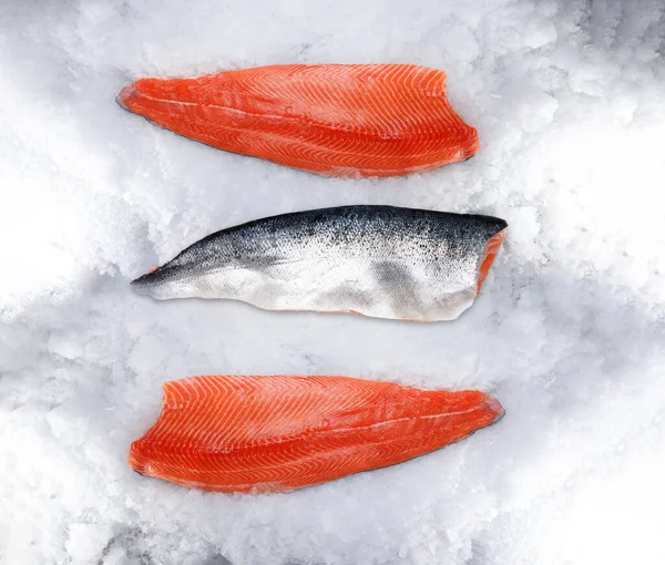 Nyers lazacfilé, fehér alapon elkülönítve. Friss hal, sushi minőségű lazac. Felülnézet vagy nagy szögletű lövés. — Stock Fotó