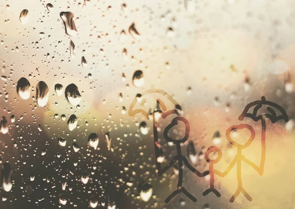 Семья Вместе Зонтиками Рисуется Пальцем Туманном Стекле Время Дождя Рисунок — стоковое фото