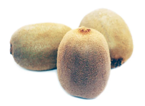 天然のジューシーなキウイ 茶色の皮を持つエキゾチックな果物の3枚 — ストック写真