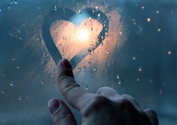 Сердце Окне Нарисован Пальцем Туманном Стекле Время Дождя Яркий Боке — стоковое фото
