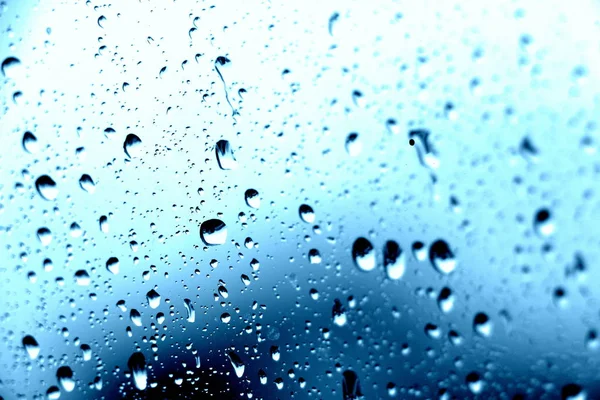 Deszcz Spada Okno Blisko Szyby Prysznic Mokre Szkło Niebieskie Tło — Zdjęcie stockowe