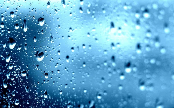 Lluvia Gotas Ventana Cierra Vaso Ducha Vidrio Mojado Fondo Azul — Foto de Stock