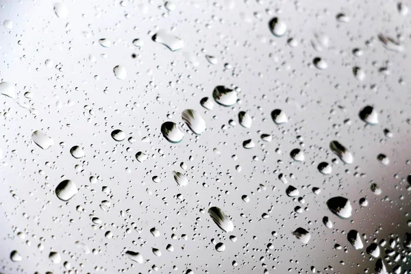 Lluvia Gotas Ventana Cierra Vaso Ducha Vidrio Mojado Fondo Azul —  Fotos de Stock