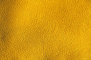 Doğal deri dokusu. Kahverengi arka plan. Altın ten. Malzemenin sarı tonu.