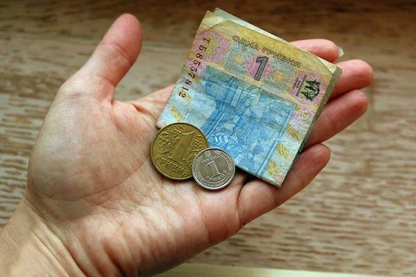 Ukrainisches Geld Der Hand Eine Hrywnja Banknote Und Eine Metallmünze — Stockfoto