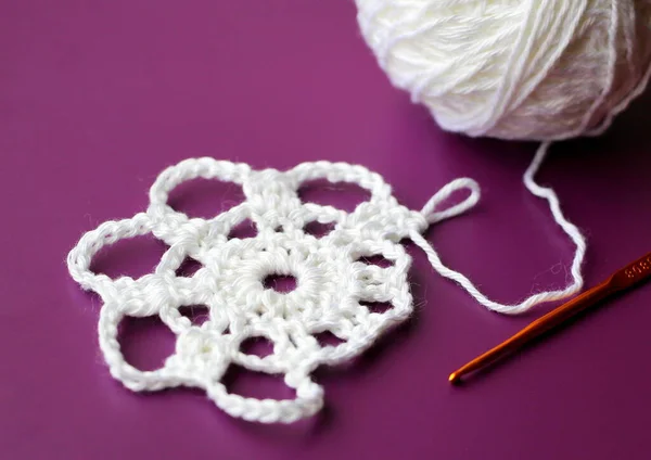 Napperon Crochet Blanc Sur Fond Violet Motif Est Créé Partir — Photo
