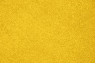 Süet. Derinin dokusu doğaldır. Sarı arkaplan.