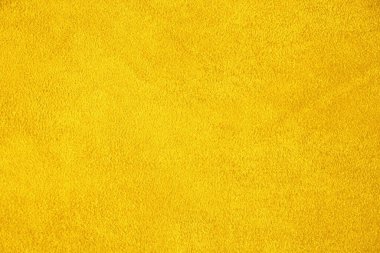 Süet. Derinin dokusu doğaldır. Sarı arkaplan.