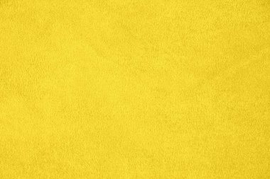 Süet. Derinin dokusu doğaldır. Sarı arkaplan.