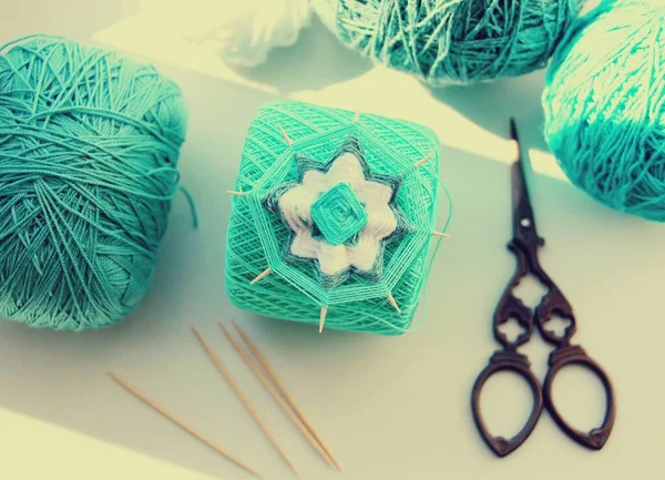 Rieten Mandala Gemaakt Van Blauw Garen Houten Tandenstokers Bloemenpatroon — Stockfoto