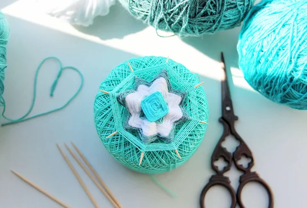 Rieten Mandala Gemaakt Van Blauw Garen Houten Tandenstokers Bloemenpatroon — Stockfoto