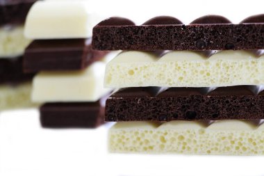 Çikolata beyaz ve siyahtır. Gözenekli çikolata. Tatlı. Kakao.