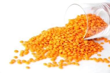 Beyaz arka planda kırmızı mercimek. Bir avuç dolusu baklagil.