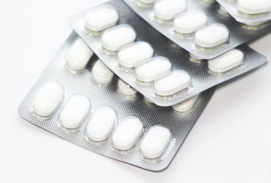 Beyaz arka planda beyaz haplar. Su toplayan doğal ilaçlar..