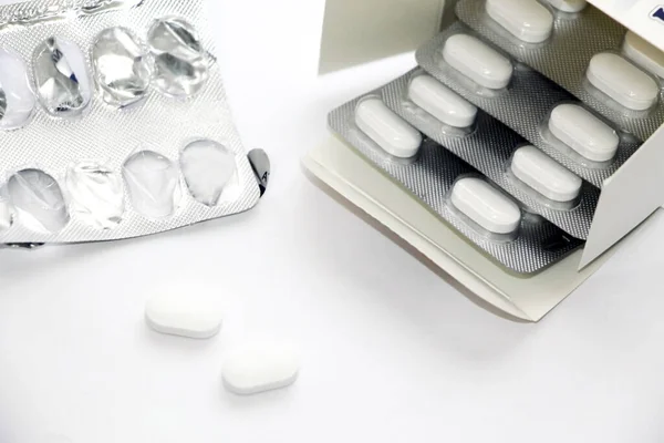 白い背景にパックに白い錠剤 ブリスターの天然医薬品 — ストック写真