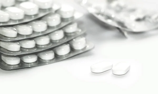 Fehér Tabletták Fehér Háttérrel Természetes Gyógyszerek Buborékcsomagolásban — Stock Fotó