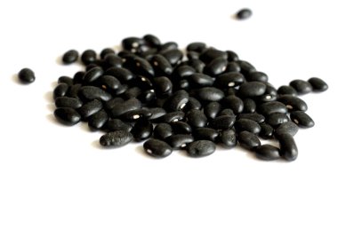 Beyaz arka planda siyah fasulye. Farklı kuru fasulye türleri. Siyah Fasulye Taneleri.
