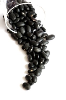 Beyaz arka planda siyah fasulye. Farklı kuru fasulye türleri. Siyah Fasulye Taneleri.