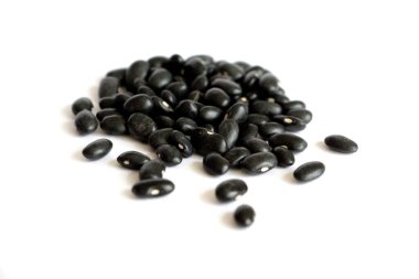 Beyaz arka planda siyah fasulye. Farklı kuru fasulye türleri. Siyah Fasulye Taneleri.