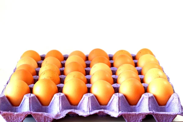 鶏の卵は茶色です 卵と紫のトレイ 健康的な朝食 — ストック写真