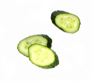 Farklı şekillerde taze salatalık dilimleri..