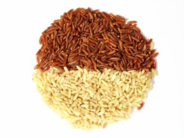 Cilalanmamış kahverengi ve beyaz pirinç. Doğal tahıl. Uzun Taneli Pirinç Faydalı Ürün. Beslenme yemeği. Yabani pirinç.