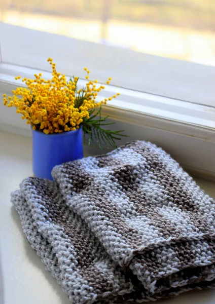 編み物の針でスカーフを編む 編み物の要素 グレーの糸 ウールの雪 — ストック写真