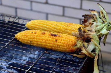 Izgara mısır ve otlu somon.