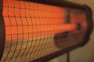 Evde kızılötesi ısıtıcı var. Ilık ışık. Yanan lamba.