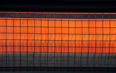 Evde kızılötesi ısıtıcı var. Ilık ışık. Yanan lamba.