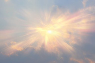 Gökyüzü ve bulutlar. Güneşin ışıkları. Gökyüzünde bir uçak iz bırakır..