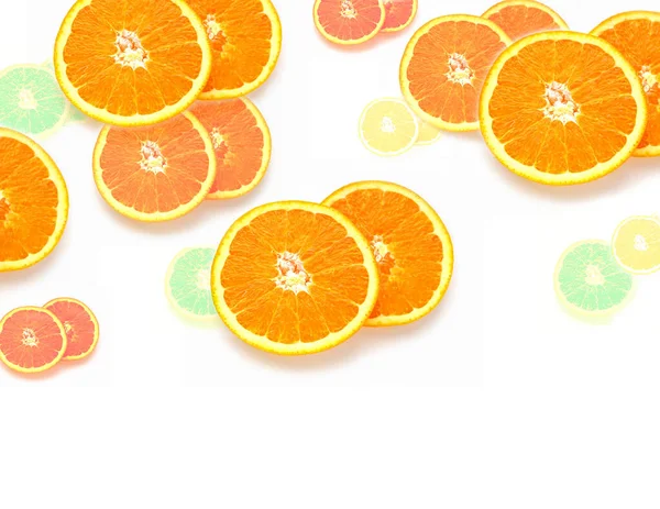Naranja Rodajas Rodajas Frutas Diferentes Tamaños Sobre Fondo Blanco — Foto de Stock