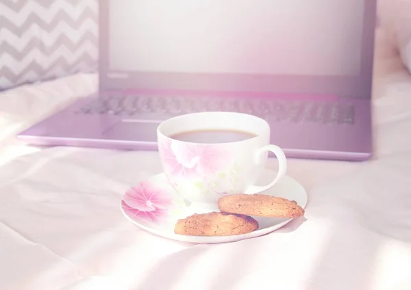 Uma Xícara Chá Com Biscoitos Uma Cama Rosa Com Laptop — Fotografia de Stock