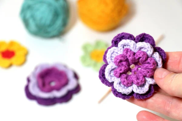 美しい松葉杖紫色の花 糸からの針仕事 — ストック写真