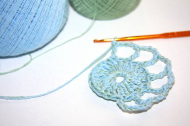 Beyaz bir arkaplanda güzel, mavi bir peçete..