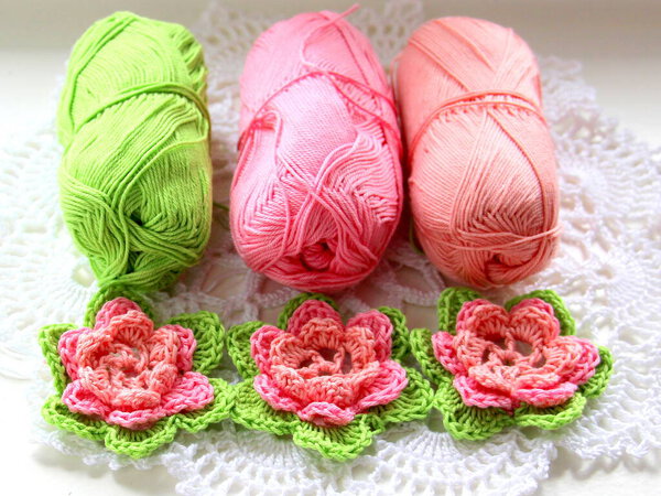 Розовые вяжущие цветы с зелеными лепестками
.