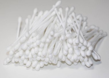 Beyaz pamuk tomurcukları. Kulakları temizlemek için kozmetik çubuklar.