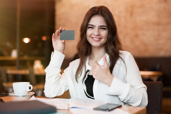 Νεαρή όμορφη γυναίκα με την τραπεζική κάρτα στο χέρι της που εργάζονται έξω από το γραφείο στο laptop κάνοντας μεταφορά πληρωμής, ενώ πίνοντας ζεστό καφέ στο καφέ σύγχρονη επιχειρηματίας — Φωτογραφία Αρχείου