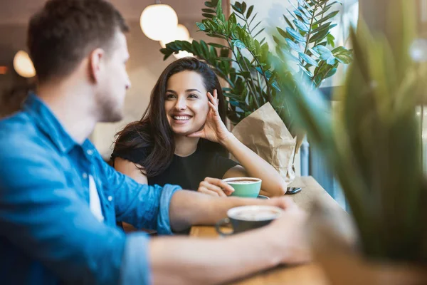 Jovem casal bela mulher morena e bonito homem ter data no café beber café quente olhando adorável, relacionamentos românticos — Fotografia de Stock