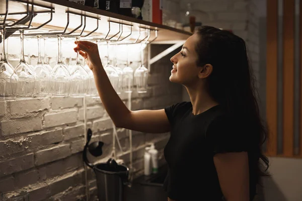 Barista žena stojící za barem nastavení cleadn sklenice na víno, barista pracovní rutina — Stock fotografie