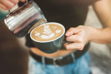 Krem şanti dökme işlemi sıcak kahve içeceği, barista işi yakın çekim