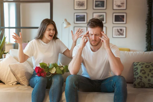 Unga par vacker kvinna och stilig man båda sitter på soffan har konflikt på helgonet Alla hjärtans dag, familjedrama — Stockfoto