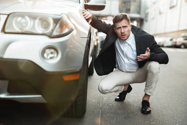 Joven hombre de negocios guapo se siente enojado volante de control de su coche que tiene problemas en la carretera, problemas inesperados vehículo — Foto de Stock