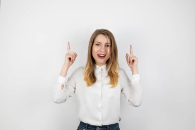 Sarışın genç bir kadın iki parmağını izole edilmiş beyaz arka planda, vücut dili kavramında duruyor.