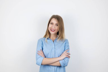 Genç, sarışın, gülümseyen bir kadın kararlı görünüyor. Birbirlerinin elleri ile izole beyaz arka planda duruyor.