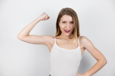 Sarışın, güzel bir kadın, izole edilmiş beyaz arka plan, sağlık ve spor konsepti üzerinde duran kol pazılarını gösteriyor.